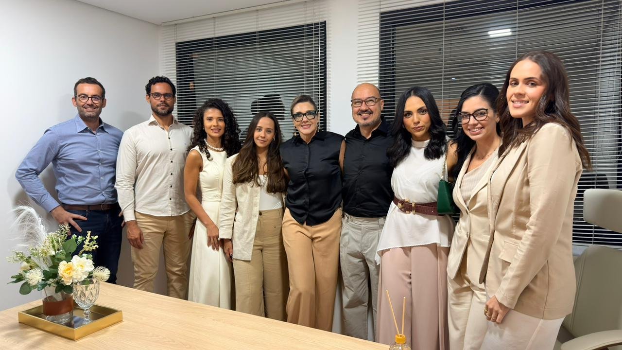 Equipe médica do Instituto Vissuto reunida no consultório